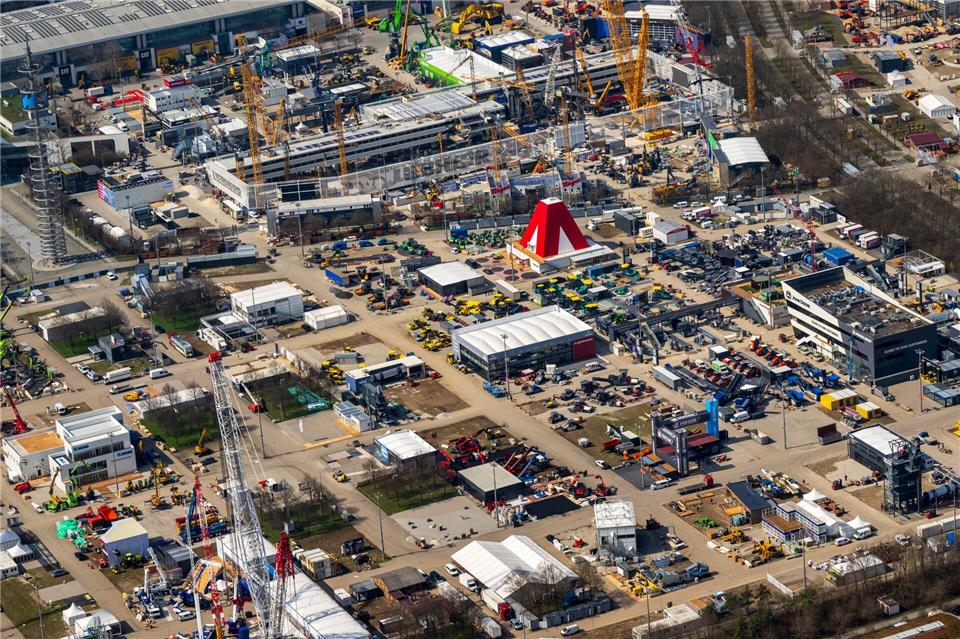 Aus der Luft sieht man das riesige Gelände, das sich dieses Jahr über 614.000 Quadratmeter erstreckte.Peter Kneffel/dpa