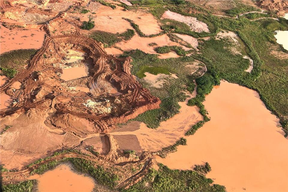 Aus der Luft sind abgeholzte Flächen im Amazonas-Gebiet zu sehen. (Archivbild)Philipp Znidar/dpa
