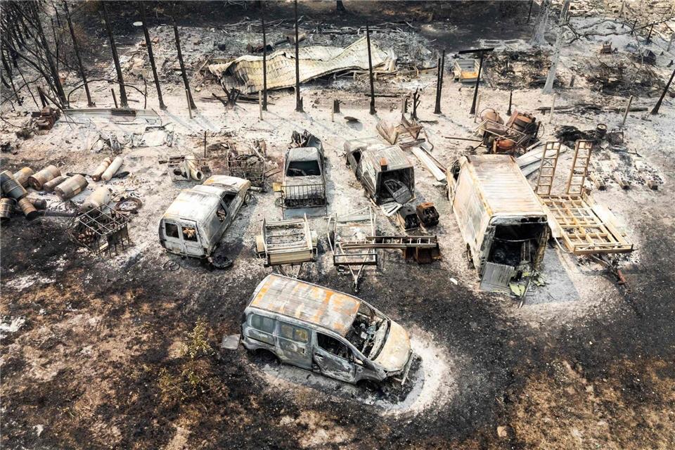 Aus der Luft sind ausgebrannte Autos nach einem Waldbrand zu sehen.Florian Plaucheur/AFP/dpa