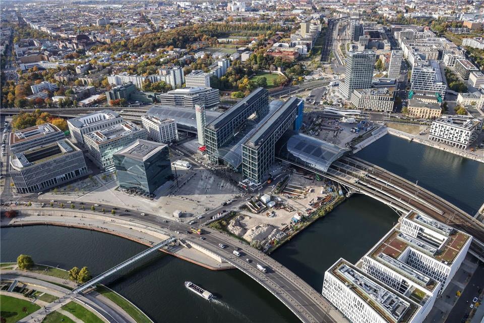 Aus der Luft wird Berlin nachts mit einem Laser abgescannt.Jan Woitas/dpa