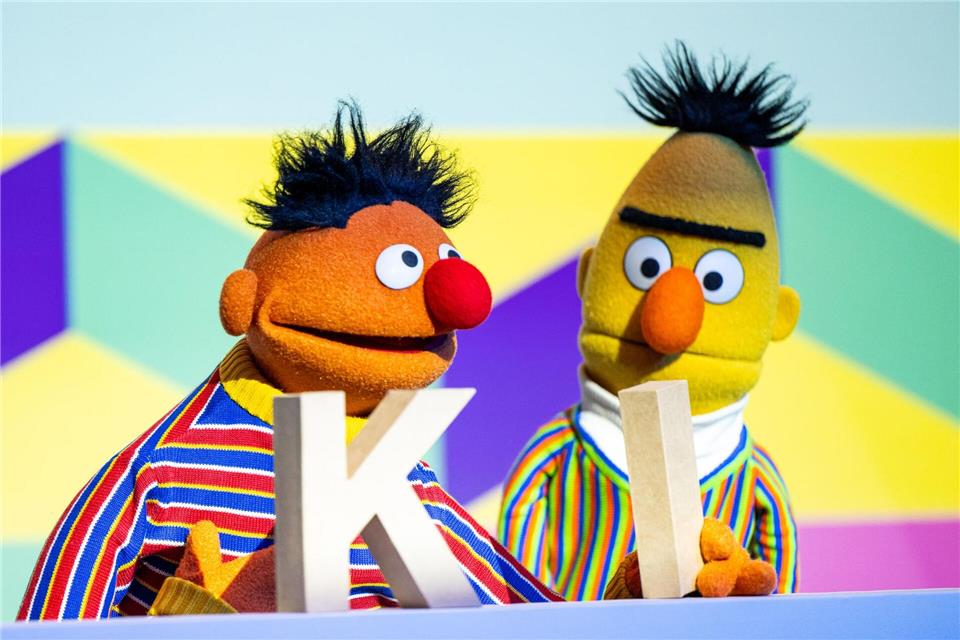 Aus der Sesamstraße auf zwei Ampeln in Hamburg: Ernie und Bert. (Archivbild)Lennart Preiss/dpa