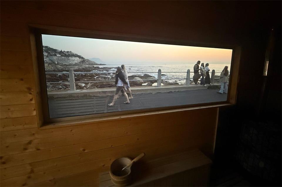 Aus der mobilen Sauna geht der Blick aufs Meer - und nach dem Schwitzen hüpft man in die Wellen.Kristin Palitza/dpa
