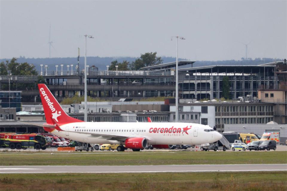 Aus diesem Flugzeug der türkischen Airline Corendon wurde der Notfallcode „7500“ gesendet. (Archivbild) Daniel Löb/dpa
