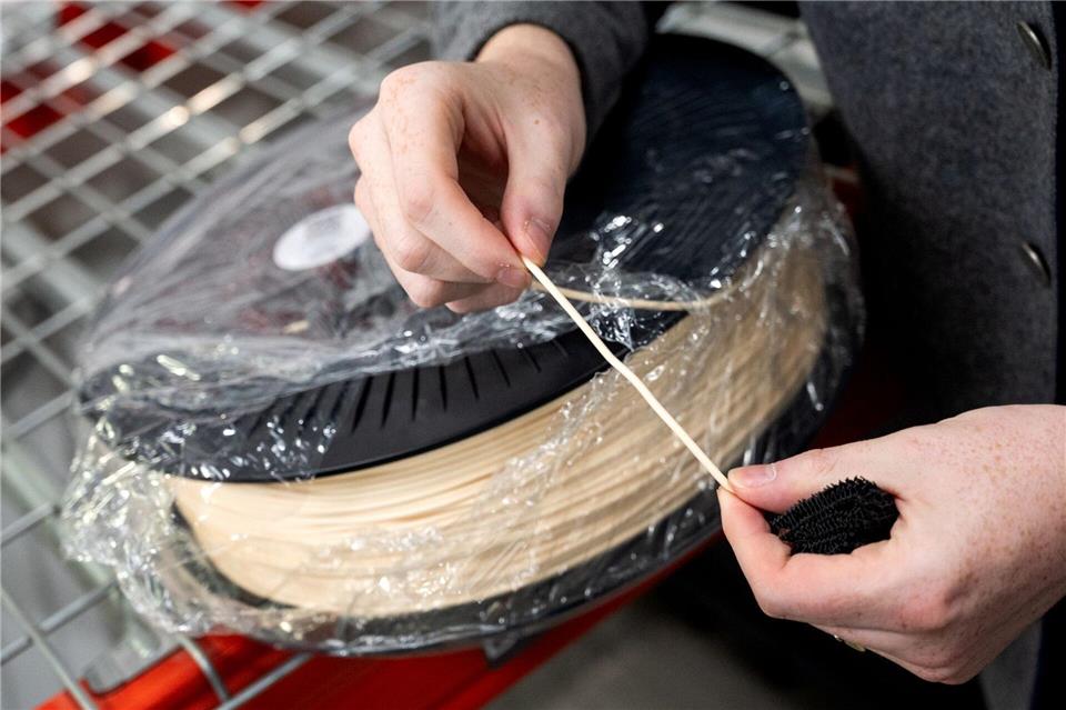 Aus diesem Kunststoff entstehen in den 3D-Druckern innerhalb von 12 bis 24 Stunden die Schuhe.Daniel Bockwoldt/dpa/Daniel Bockwoldt