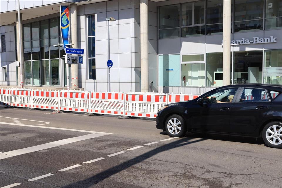 Aus einem Gebäude am Einkaufszentrum Spree Galerie in Cottbus krachte am Freitagnachmittag eine Scheibe auf den Gehweg - jetzt gibt es Absperrungen an der Straße.Frank Hammerschmidt/dpa