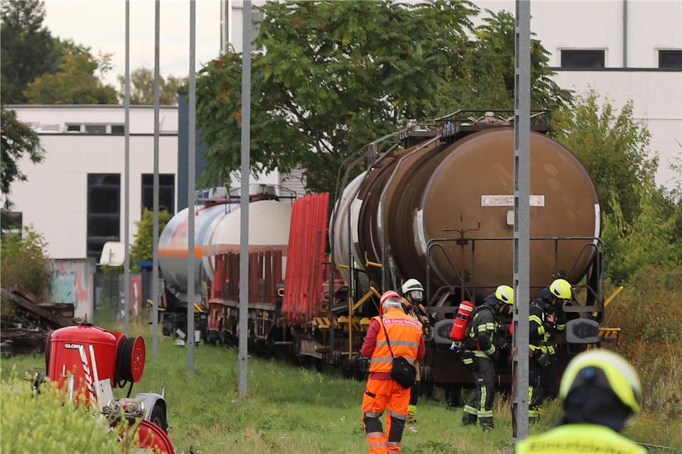 Aus einem Gefahrgut-Waggon tropfte eine Flüssigkeit – die Feuerwehr rückte an.Sascha Thelen/dpa