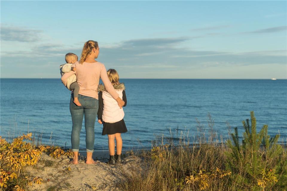 Aus einem Rosenkrieg zwischen den früheren Partnern sollte sich ein neues Mitglied in der Patchworkfamilie heraushalten - und vor den Kindern auf keinen Fall gegen den oder die Ex hetzen. picture alliance/dpa/dpa-tmn