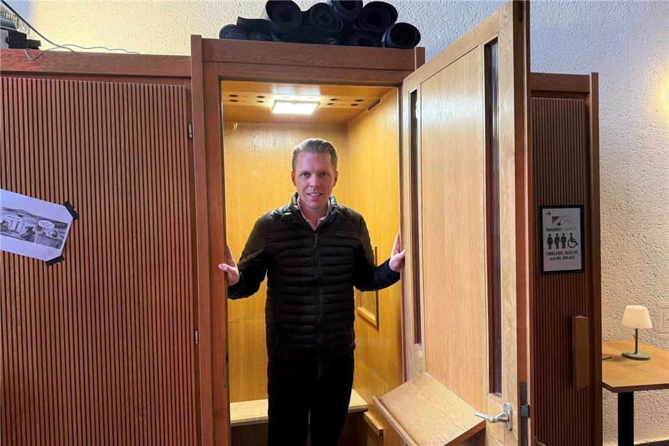 Aus einem der beiden Beichtstühle wurde eine Umkleidekabine, aus dem anderen ein Schuhlager.Michael Bauer/DPA