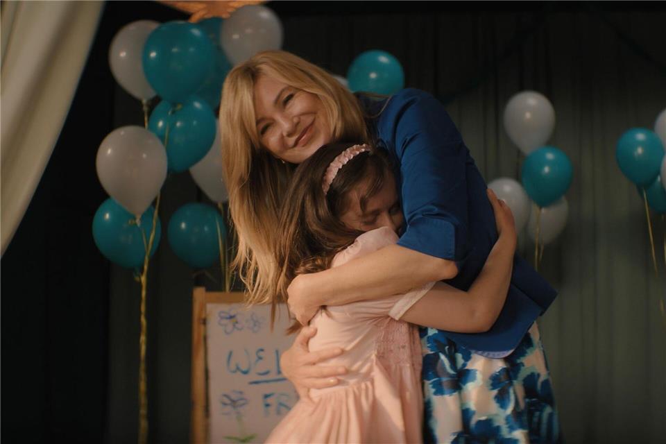 Aus einer Adoption wird ein Streitfall: Ellen Pompeo und Imogen Reid in „Good American Family“.-/Disney/dpa