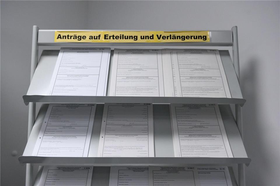 Aus einer Anfrage der Linksfraktion an die Bundesregierung gehen Zahlen zum Entzug des Aufenthaltrechts von Ausländern hervor. (Symbolbild)Jonas Walzberg/dpa