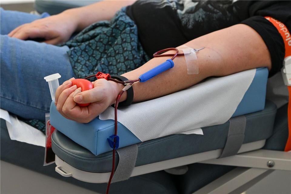 Aus einer Blutspende können Blutpräparate für gleich mehrere Patientinnen und Patienten hergestellt werden. (Archivbild)Jens Kalaene/dpa