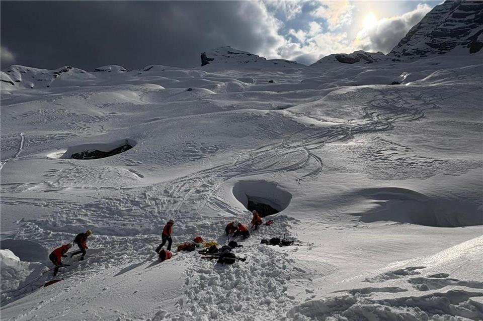 Aus einer Tiefe von 25 Metern mussten Retter einen Skitourengeher aus Bayern bergen-/Bergrettung Salzburg/dpa