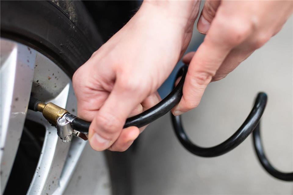 Aus einer zunächst ganz alltäglichen Situation entwickelte sich im Nu ein Konflikt, um den Reifendruck ging es nur am Rande. (Symbolbild)Sven Hoppe/dpa