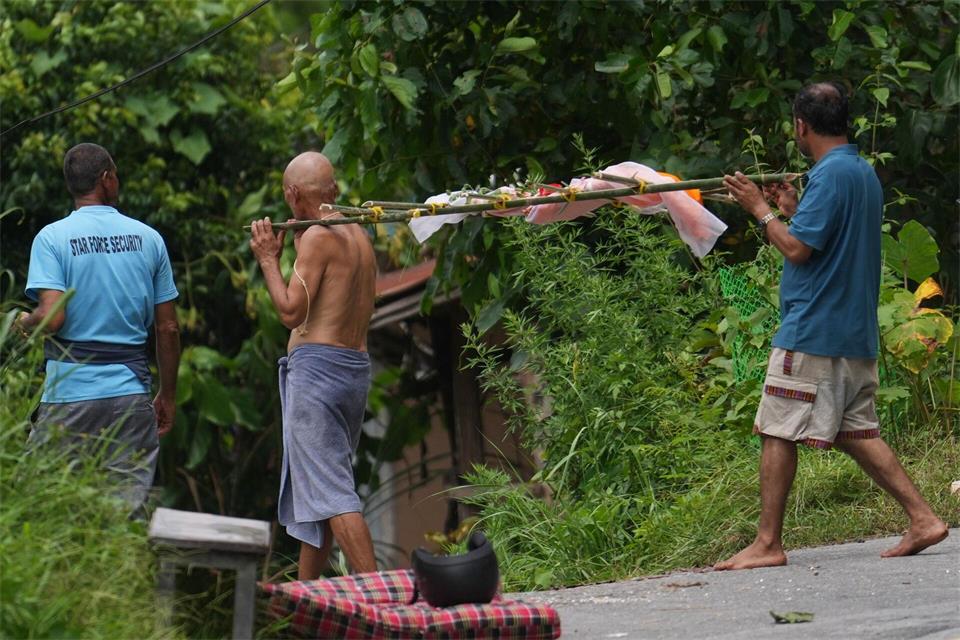 Aus einigen Landesteilen gab es Berichte über symbolischen Bestattungsriten für vermisste Angehörige. Rajesh Kumar Singh/AP/dpa