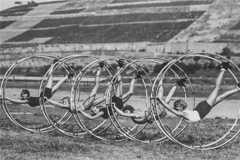 Aus fitten Rhönradturnerinnen und -turnern formte Rhönrad-Erfinder Otto Feick eine „Mustergruppe“, mit der er in Deutschland und auch international auf Werbetour ging.---/Anita Zirkelbach,Gemeinde Schönau/dpa