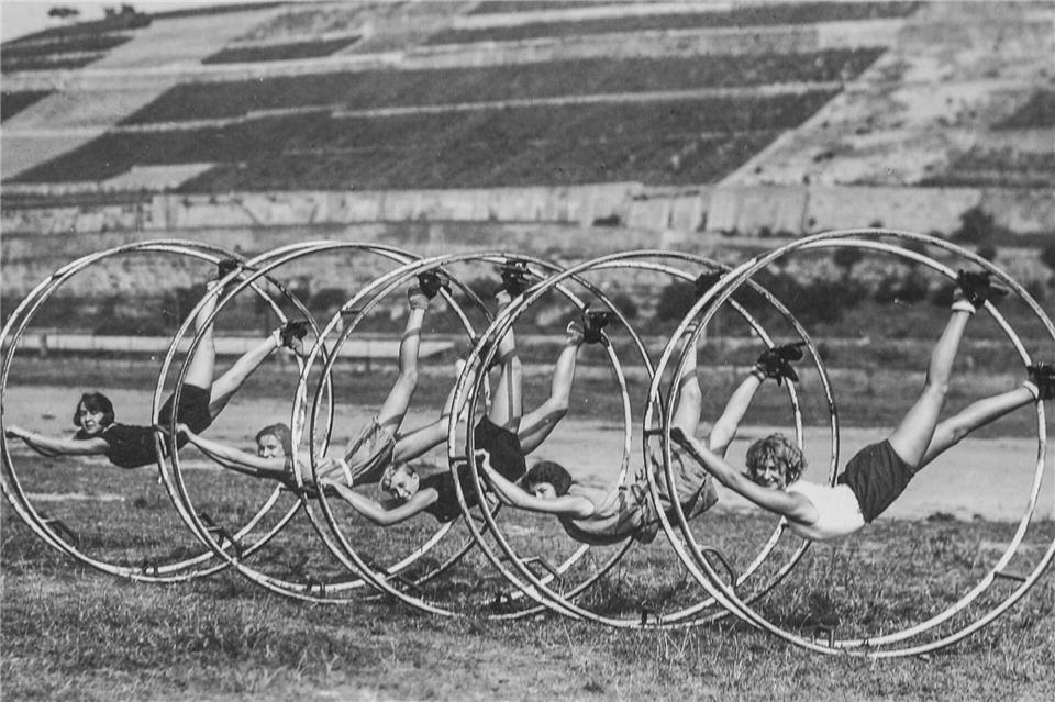Aus fitten Rhönradturnerinnen und -turnern formte Rhönrad-Erfinder Otto Feick eine „Mustergruppe“, mit der er in Deutschland und international auf Werbetour ging.---/Anita Zirkelbach,Gemeinde Schönau/dpa