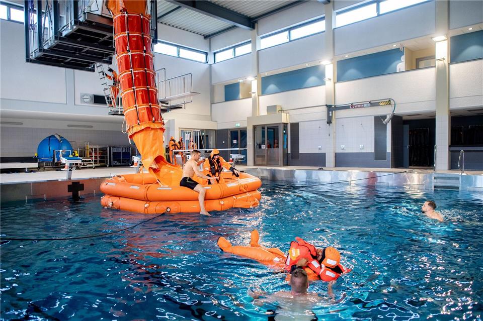 Eintauchen in die Truppe - Marine-Rekruten treten Dienst an  Aus fünf Metern Höhe müssen die Rekruten durch eine enge Rettungsrutsche rutschen. Hauke-Christian Dittrich/dpa