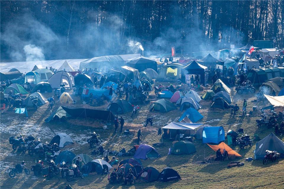 Aus ganz Europa reisen Biker für das Spektakel nach Niederbayern.Armin Weigel/dpa