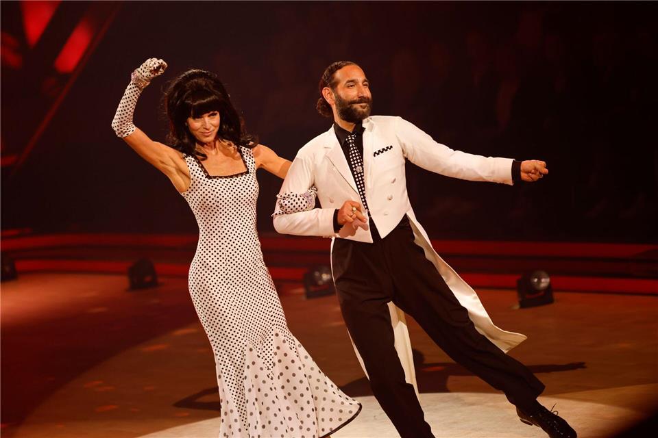 Aus gesundheitlichen Gründen ist Esther Schweins (l.) vorzeitig raus aus der Show. (Archivbild) Thomas Banneyer/dpa