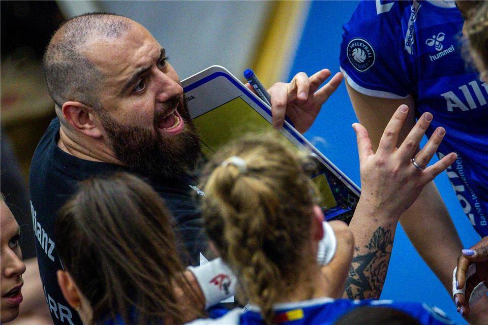 Aus im Europacup: Stuttgarts Volleyballerinnen und ihr Trainer Konstantin Bitter.Jens Büttner/dpa