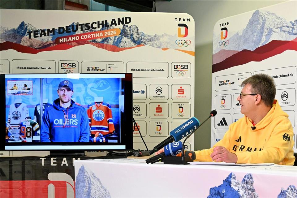 Aus logistischen Gründen wurde Leon Draisaitl bei der Vorstellung der deutschen Fahnenträger aus Kanada zugeschaltetPeter Kneffel/dpa