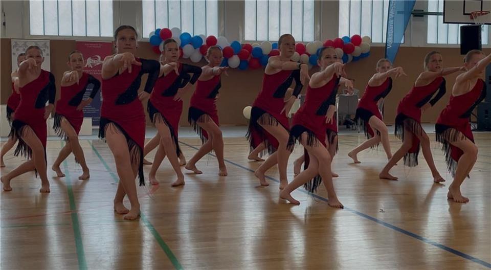 Aus lokaler Sicht ruhten die Hoffnungen auf dem Gymnasium Remigianum Borken, das gleich zwei Formationen im freien Tanz der Wettkampfklasse U14 ins Rennen schickte.