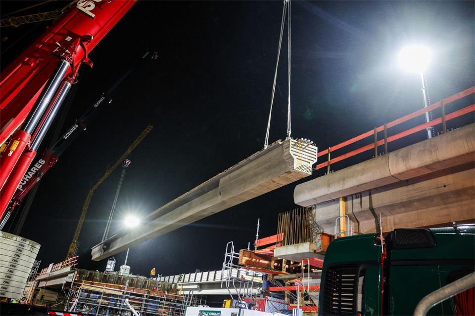 Aus mehr als 40 Meter langen Fertigteilen entsteht in Oberhausen eine Autobahnbrücke. So große Teile wurden in Deutschland vorher noch nie verbaut. (Archivbild)Christoph Reichwein/dpa