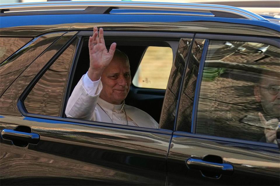Aus seinem Auto heraus winkte Leo den Wartenden zu.Andrew Medichini/AP/dpa