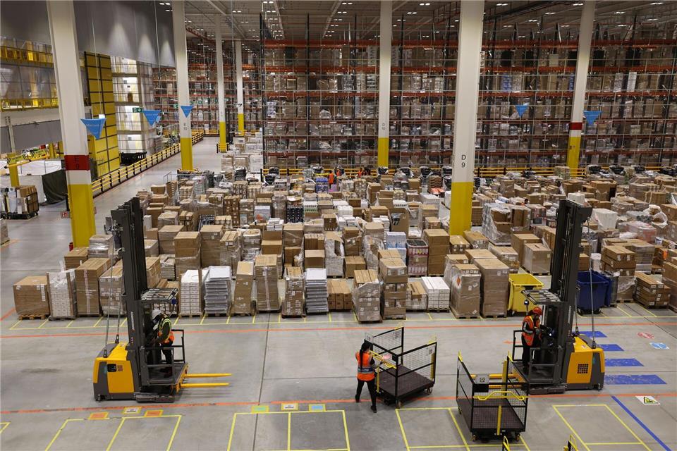 Aus solchen Logistikzentren beliefert Amazon seine Kunden. (Archivbild)Bernd Wüstneck/dpa