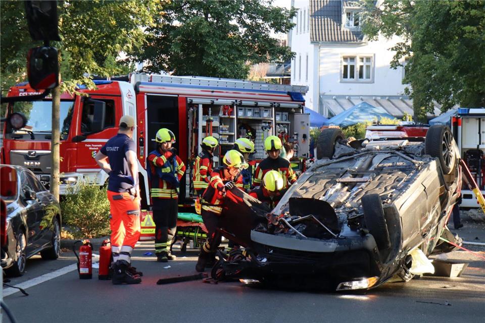 Aus ungeklärten Gründen ist ein Mann mit seinem Auto in Wiesloch gegen einen Baum gekracht.Rene Priebe/dpa