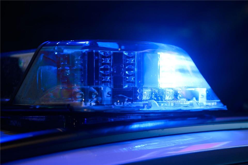 Aus ungeklärter Ursache streift der Wagen eines 36-Jährigen ein Streufahrzeug und gerät ins Schleudern. (Symbolbild)Julian Stratenschulte/dpa