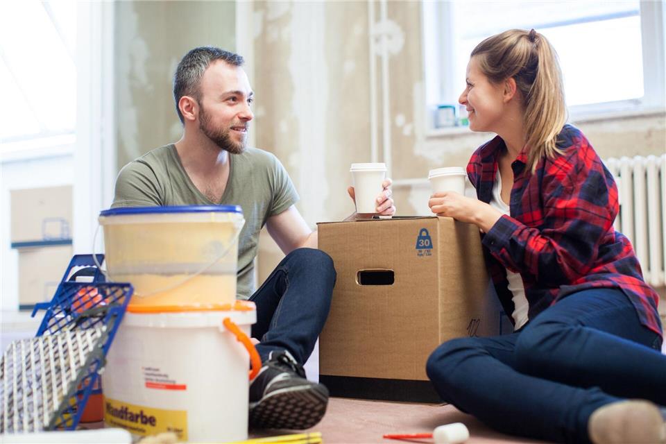 Aus zwei mach eins: Mit dem Zusammenzug können sich Paare bestimmte Versicherungsverträge teilen.picture alliance/dpa/dpa-tmn