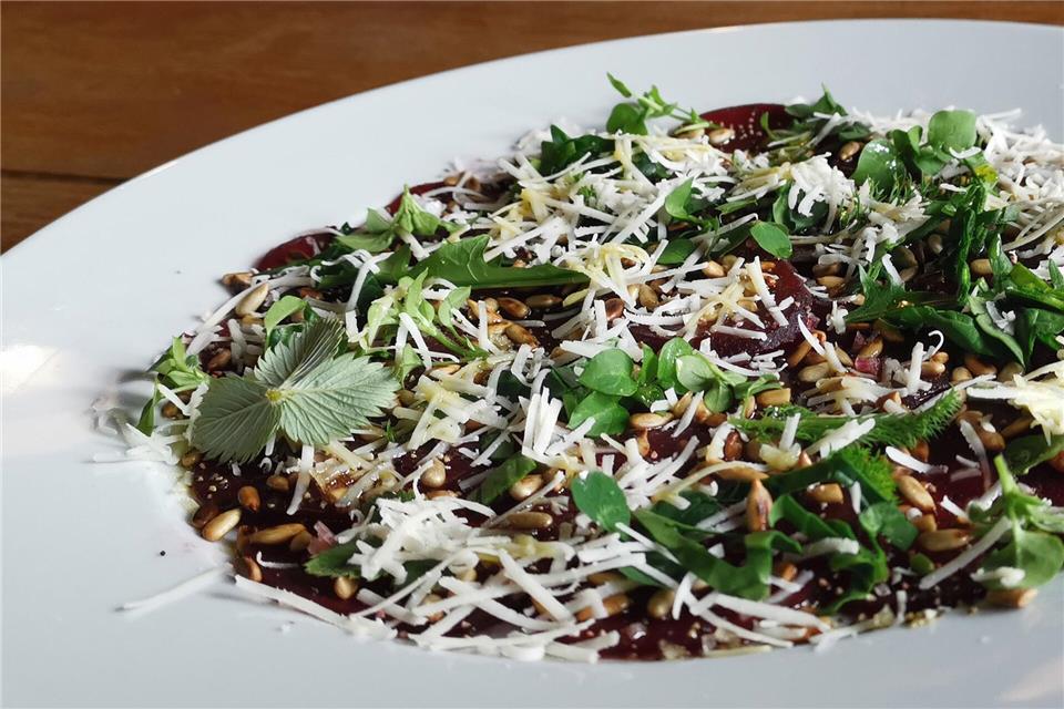 Aus zwei vorgegarten Rote-Bete-Knollen zaubert Anita Zieme ein Rote-Bete-Carpaccio mit gerösteten Sonnenblumenkernen, geriebenem Käse, Olivenöl und wilden Kräutern.Geraldine Friedrich/dpa-tmn