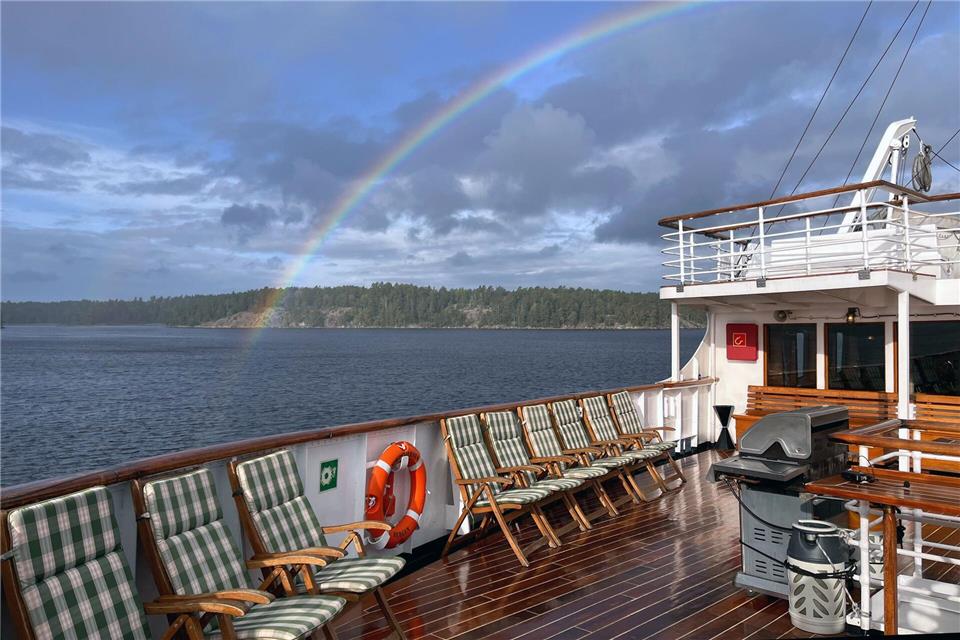 Ausblick vom Achterdeck: ein Regenbogen.Heidi Scharvogel/dpa-tmn