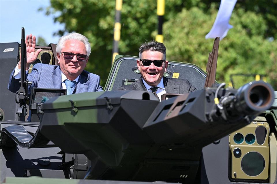 Ausfahrt im Transportpanzer: Boris Rhein besucht RheinmetallSwen Pförtner/dpa