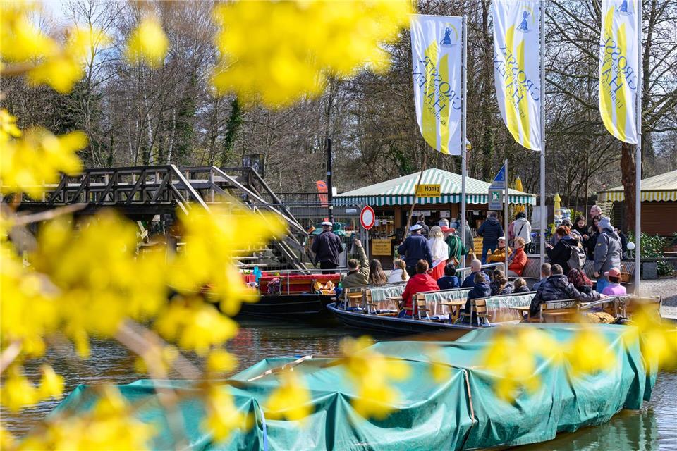 Ausflugsgäste lassen sich im Kahn durch die Spreewald-Fließe schippern.Patrick Pleul/dpa