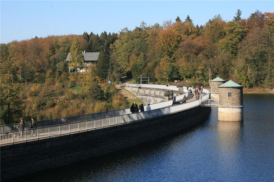 Ausflugsziel Ingenieurbauwerk: Spaziergänger sind auf der Neye-Talsperre bei Hückeswagen unterwegs.Bernd F. Meier/dpa-tmn