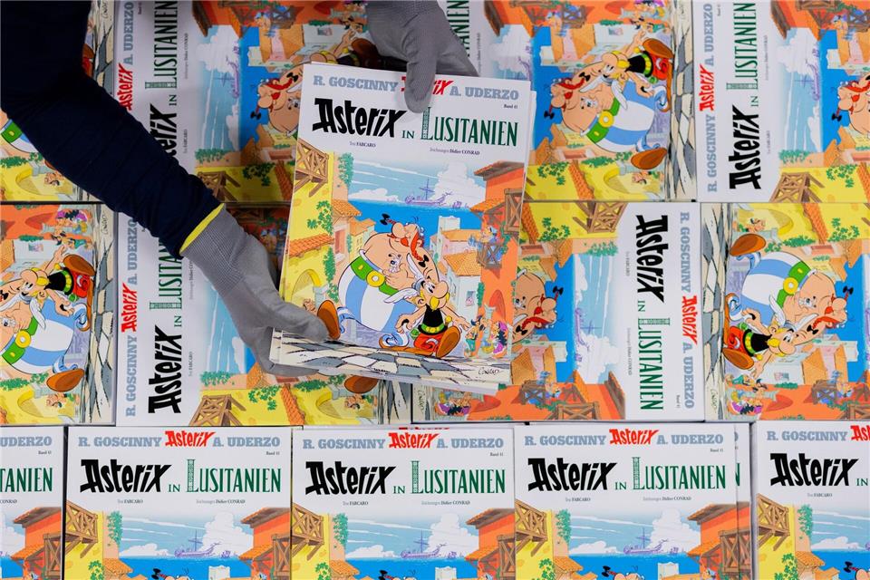 Bilder des Tages Ausgaben des neuen Asterix-Band Nummer 41 mit dem Titel „Lusitanien“ werden in einer Logistikhalle in Köln konfektioniert und in Displays für den Einzelhandel verpackt.Rolf Vennenbernd/dpa