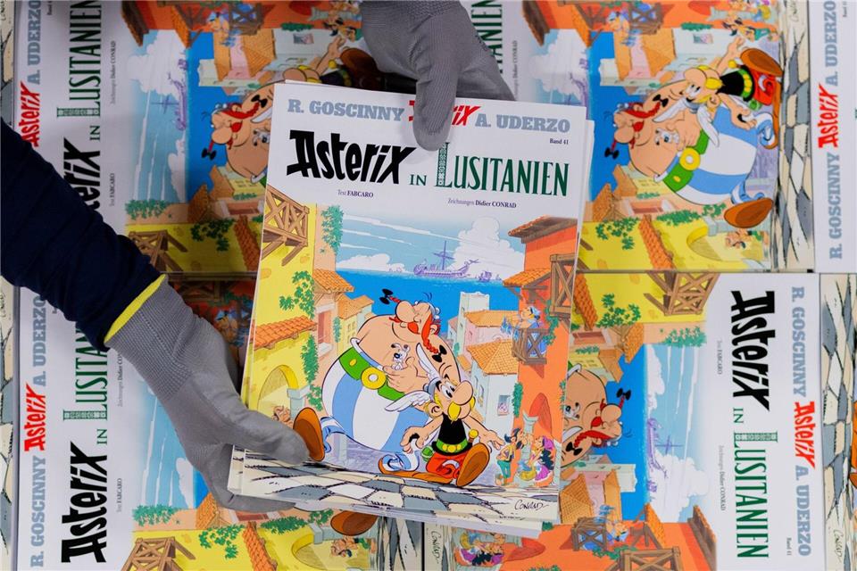 Ausgaben des neuen Asterix-Bandes Nummer 41.Rolf Vennenbernd/dpa