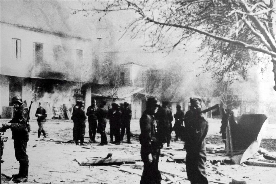 Ausgangspunkt ist eine Klage griechischer Opfer des NS-Massakers von Distomo vom 10. Juni 1944, bei dem die Waffen-SS 218 Bewohner des Dorfes massakrierte. (Archivbild)-/epa ANA/dpa