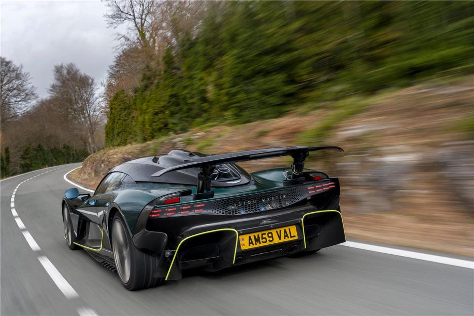 Ausgefahren: Zusammen mit den versteckten Flaps im Bug erzeugt der große Flügel am Heck bei hohem Tempo bis zu 600 Kilogramm Abtrieb.Max Earey/Aston Martin/dpa-tmn