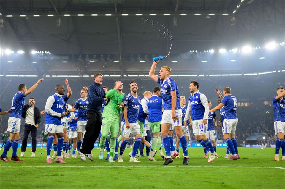 Ausgefallener Jubel der Schalker nach dem 2:1-Sieg gegen Bochum.Anke Waelischmiller/dpa