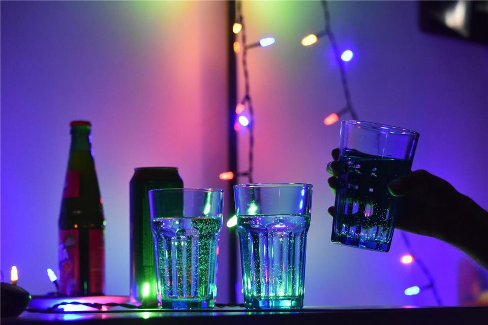 Ausgelassen feiern, und dann das: nach einem Schluck aus dem Glas plötzliche Bewusstlosigkeit. Dann können K.-o.-Tropfen im Spiel sein.picture alliance/dpa