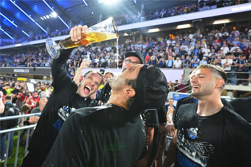 Ausgelassen feierten die Paderborner mit ihren Fans.Swen Pförtner/dpa