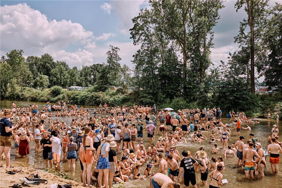 Ausgelassene Stimmung: Der Fluss Antiesen sorgt für Abkühlung, wenngleich der Platz im Flussbett langsam eng wird.Klaus Mittermayr/Woodstock der Blasmusik/dpa-tmn