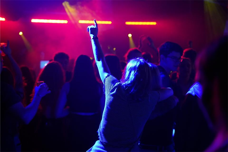 Ausgelassene Stimmung auf der Tanzfläche bei der Nordicker Partynacht. 