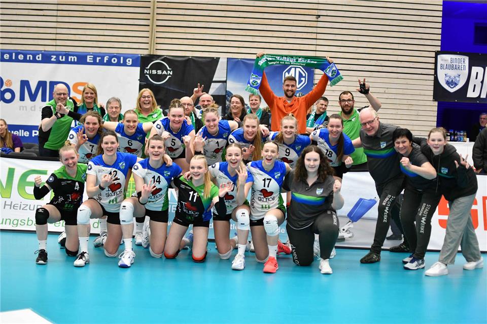 Ausgelassene Stimmung mit den treuen Fans: Die Skurios Volleys Borken nach dem 3:0 beim TSV Flacht in Baden-Württemberg.