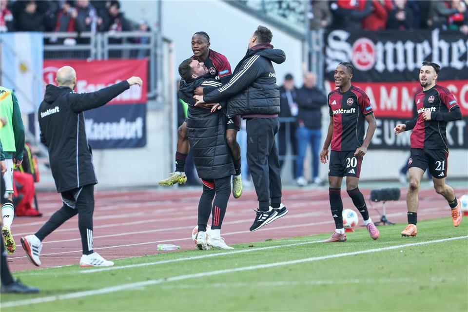 Ausgelassener Nürnberger Jubel mit Torschütze Mohamed Zoma (oben links) und Trainer Miroslav Klose nach dem 2:1.Daniel Löb/dpa