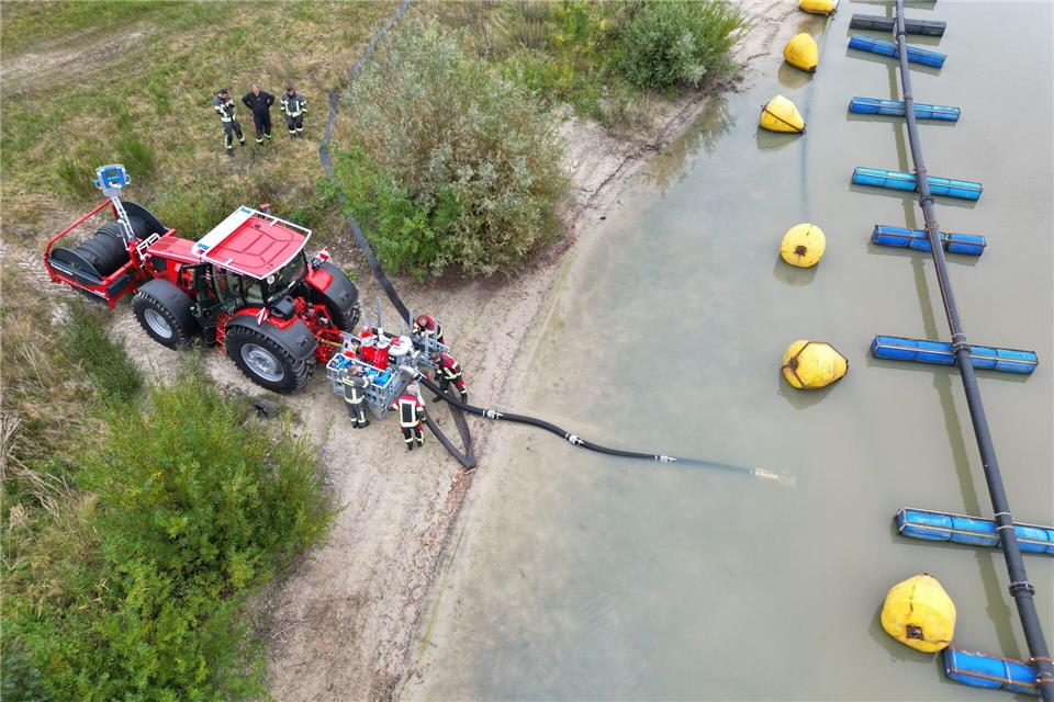 Ausgestattet werden kann der Trecker zum Beispiel mit einer Hochwasserpumpe. Lars Penning/dpa