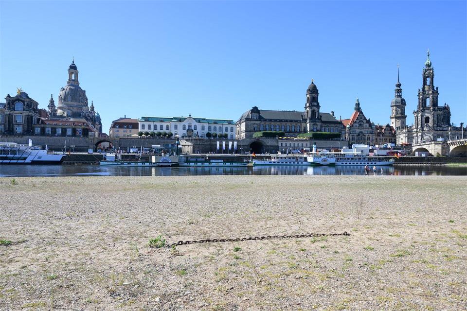 Ausgetrocknetes Ufer - auch in Dresden. (Archivbild)Robert Michael/dpa